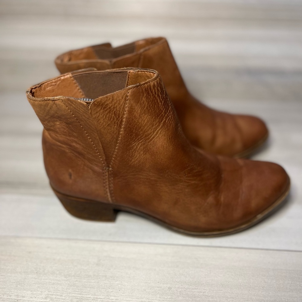 Lucky Brand leather boots Toffee brown Ankle High Sz 7.5 Stretch gussets /sides